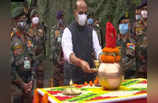 राजनाथ सिंह ने की शस्त्र पूजा, जानिए दशहरा पर सेना क्यों करती है यह पूजन