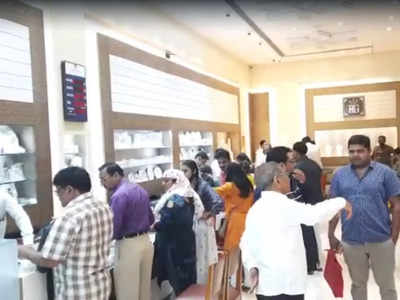 gold rate jalgaon : अक्षय्य तृतीयेच्या मुहूर्ताला सुवर्णनगरी गजबजली; पाहा जळगावचा सोने, चांदीचा दर