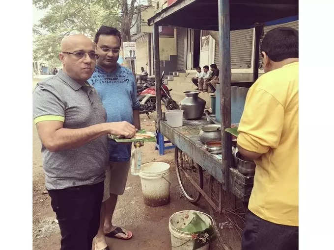 రోడ్డు పక్కన టిఫిన్ చేస్తున్న కిరణ్ కుమార్