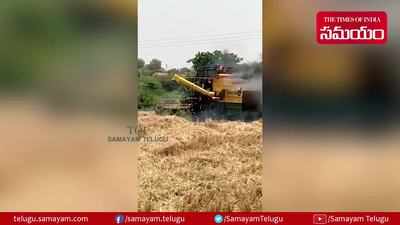 కరెంట్ తీగలు తగిలి వరికోత మెషీన్‌కు మంటలు