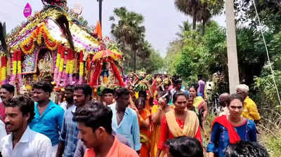 சேண்டிருப்பு முத்துமாரியம்மன் கோவில் பால்காவடி; ஆயிரக்கணக்கான பக்தர்கள் நேர்த்திக்கடன்!