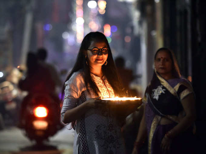 इन शुभ प्रतीकों की पूजा करना न भूलें