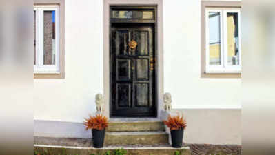 Door and Window Vastu: घर में किस दिशा में होने चाहिए दरवाजे, नेगेटिव एनर्जी से दूर रहता है आपका घर