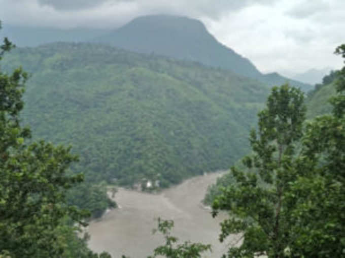 मंदिर के पास है मनोरम प्राकृतिक सौंदर्य