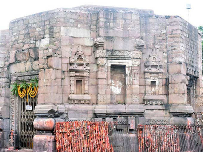 संरक्षित की गई हैं मंद‍िर की मूर्तियां