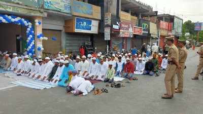 Namaz News: योगी के सख्‍त रुख के बाद भी देवरिया में सड़क पर पढ़ी गई नमाज, पुलिस और प्रशासन के अधिकारी बस देखते रह गए