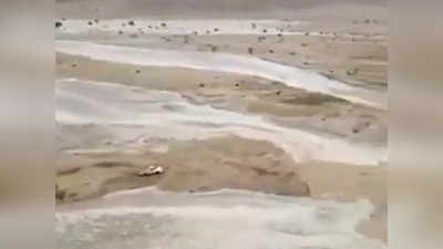 Viral Video: ಪ್ರವಾಹದ ನಡುವೆ ಸಿಲುಕಿಕೊಂಡ ಈ ಕಾರು ಪಾರಾಗಿ ಬರುವ ಪರಿಯೇ ಅದ್ಭುತ