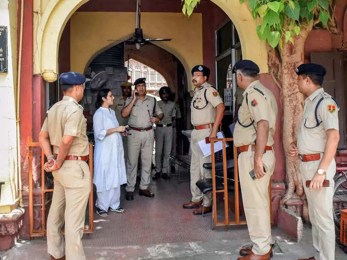 जोधपुर में मुस्तैद पुलिस अधिकारी, सीएम बोले- अपराधी किसी भी धर्म का, बख्शा नहीं जाएगा