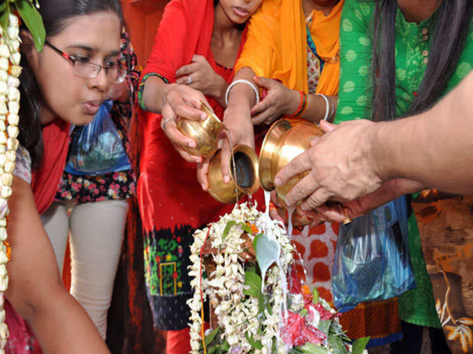 अद्भुत है मंदिर में स्‍थापित शिवलिंग