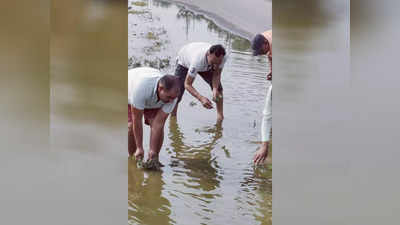 Noida News: स्‍मार्ट सिटी नोएडा का हाल देखिए! सड़क पर भरे पानी में लोगों ने बोए धान तब जाकर हुई सफाई