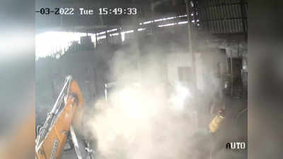 Raipur JCB Tyre Burst : हवा भरने के दौरान रायपुर में जेसीबी का टायर फटा, दो की मौत, वीडियो आया सामने