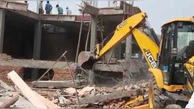 Lucknow News: हनुमान मंदिर की आड़ में चल रहा था अवैध निर्माण, अमीनाबाद में चला योगी का बुलडोजर