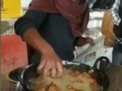 Viral Video: ಅಬ್ಬಬ್ಬಾ! ಕೊತ ಕೊತ ಕುದಿಯುವ ಎಣ್ಣೆಯಿಂದ ಬರಿಗೈಯಲ್ಲಿ ಪಕೋಡಾ ತೆಗೆಯುವ ವ್ಯಕ್ತಿ!
