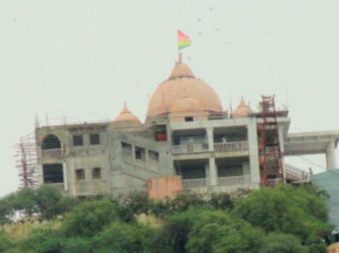 राजपूताना शैली में है मंदिर