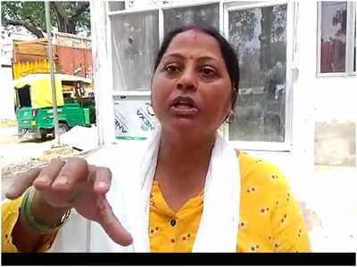 Azamgarh News: गले से सोने की चेन चुराकर भाग रहीं 4 महिलाओं को सुनीता की सूझबूझ पड़ी भारी, लोग कर रहे तारीफ