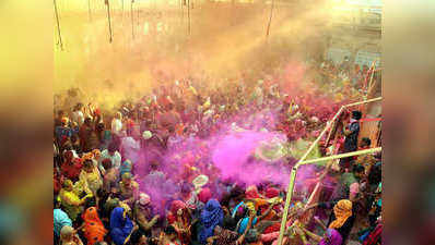 Banke Bihari Holi 2021 : बांके बिहारी मंदिर में ठाकुरजी भक्तों संग खेल रहे हैं जमकर होली, वृंदावन में चारों ओर उड़ा गुलाल