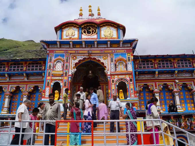 तीर्थस्थल पर श्री शंकराचार्य के वंशज - The High Priest At The Shrine