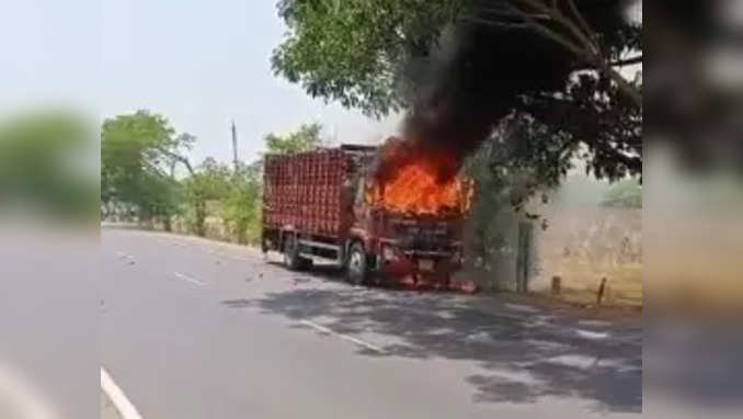 కరీంనగర్‌ జిల్లాలో నడిరోడ్డుపై దగ్ధమైన డీసీఎం