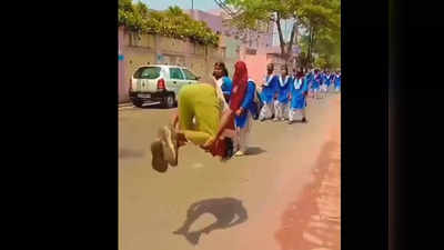 Ghaziabad News: स्कूल जाती छात्राओं के सामने गुलाटियां मार रहे थे, वीडियो वायरल होने पर अब पुलिस सिखाएगी सबक