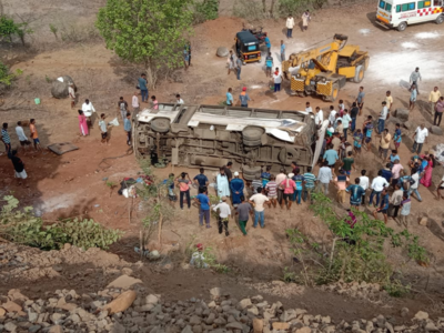 रायगडच्या घोणसे घाटात भीषण अपघात, प्रवासी बस दरीत कोसळली, तिघांचा मृत्यू, २० जखमी