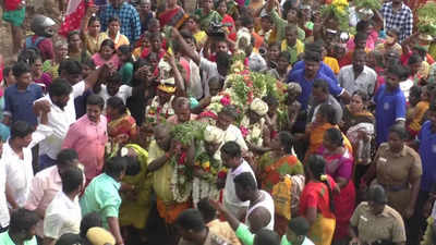 கரூர் மாரியம்மன் கோவில் திருவிழா; பக்தர்கள் வெள்ளத்தில் கம்பம் நடும் விழா!