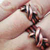 Vastu Tips: हाथ की इस उंगली में भूलकर भी न पहने सोने की अंगूठी, बना देता है  कंगाल
