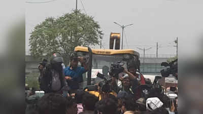 Delhi Demolition Drive : शाहीन बाग में दो घंटे चला हाई वोल्टेज ड्रामा, और लौट गया बुलडोजर