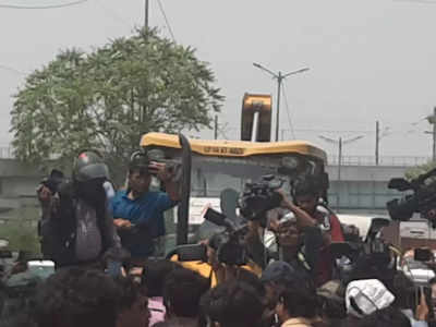 Delhi Demolition Drive : शाहीन बाग में दो घंटे चला हाई वोल्टेज ड्रामा, और लौट गया बुलडोजर