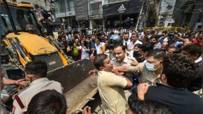 Delhi: Shaheen Baghમાં ત્રણ કલાક ચાલ્યો હાઈ વોલ્ટેજ ડ્રામા, ફ્લોપ શૉ પછી પાછુ ફર્યું બુલડોઝર