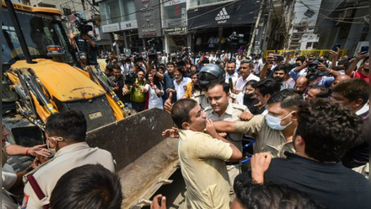 Delhi: Shaheen Baghમાં ત્રણ કલાક ચાલ્યો હાઈ વોલ્ટેજ ડ્રામા, ફ્લોપ શૉ પછી પાછુ ફર્યું બુલડોઝર 