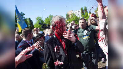 Poland-Russia: पोलैंड में प्रदर्शनकारियों ने रूसी राजदूत का चेहरा कर दिया लाल, दुनियाभर में उबल रहा रूस के खिलाफ गुस्सा!