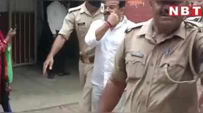 Lakhimpur kand: लखीमपुर कांड के आरोपी आशीष मिश्रा की ठसक देखिए, पुलिस कस्टडी में मूंछों पर दे रहा यूं ताव