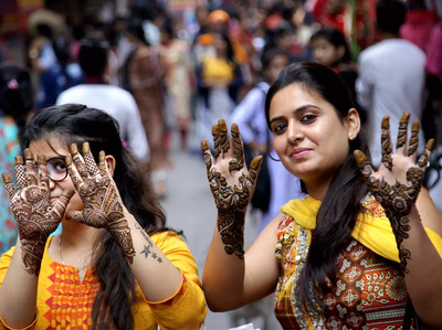 Karva Chauth Rituals For Unmarried : कुंवारी लड़कियां इस तरह रखें करवा चौथ का व्रत, चंद्रमा को नहीं इनको देखें...