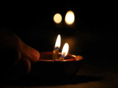 Vastu Tips to Light a Diwali Diya वास्‍तु से जान‍िए घर के क‍िस कोने में कौन से रंग का दीपक जलाना होगा शुभ?