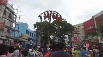 ஓசூர் கோட்டை மாரியம்மன் கோயில் திருவிழா: விமான அலகு குத்தி பக்தர்கள் நேர்த்திக்கடன்!