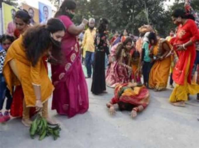 कोलकाता में छठ का हठ योग, दंड प्रणाम करती घट पर जाती महिला व्रती