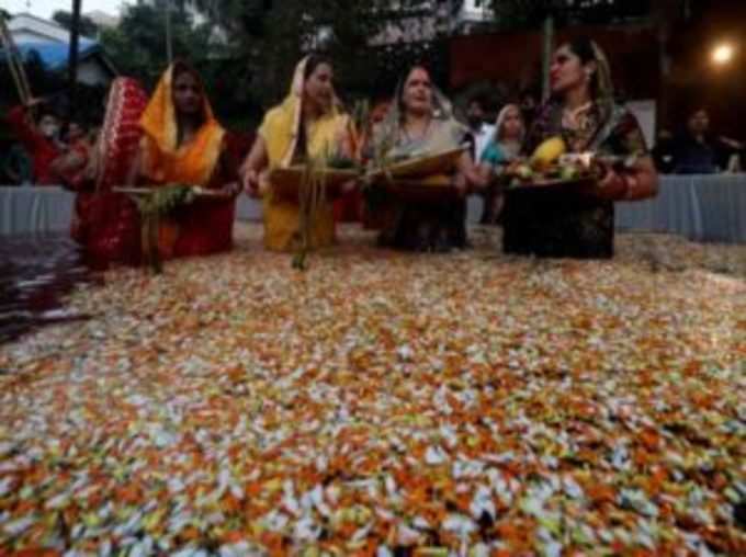 मुंबई में छठ पर्व पर लोगों ने बनाया छठ के लिए अपना तालाब सजाया फूलों से