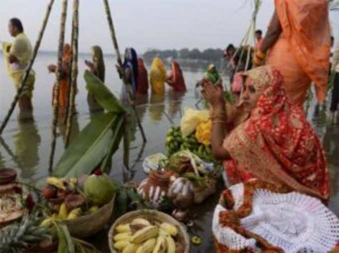 हैदराबाद के हुसैन सागर में छठ पूजा का नजारा देखें