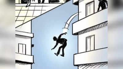 Aligarh News: पुलिस दबिश में मिली लड़की, थाने में पहुंची तो दूसरे मंजिल से लगा दी छलांग, जानिए क्या है मामला