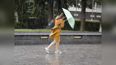 Rainy Day Hair Tips: বৃষ্টির জল চুলের জন্য কতটা ক্ষতিকারক জানেন? অজান্তেই বিপদ ডেকে আনতে পারেন!