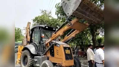 MCD Bulldozer News : दिल्ली में आज पांच मंजिला इमारत भी तोड़ी जा रही... बुलडोजर रोकने पहुंचे अमानतुल्लाह खान