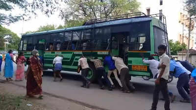 நடுரோட்டில் ரிப்பேர் ஆன அரசு பேருந்து... தள்ளு தள்ளு என தள்ளி டயர்டு ஆன பயணிகள்!