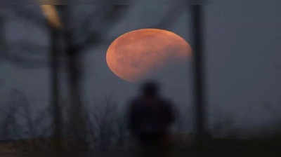 Lunar Eclipse 2022 ગ્રહણના સમયે આ કામ કરવાથી થાય છે ફાયદો, ઉઠાવો અવસરનો લાભ