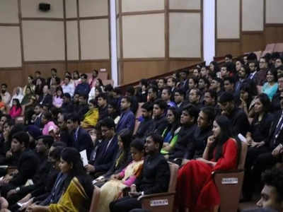 IAS Officer Training: ऐसे ही कोई नहीं बन जाता IAS, अधिकारी बनने के लिए होती है खास ट्रेनिंग..