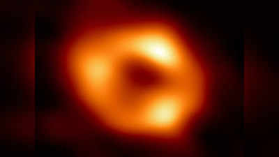 हमारी आकाशगंगा के ठीक बीच में है सूरज से 40 गुना बड़ा ब्‍लैक होल, सामने आई पहली तस्‍वीर