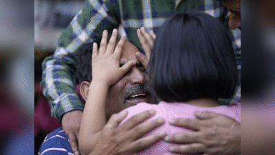 मत रो बाबा: दादा के आंसू पोछती बच्ची.. राहुल भट के घर के ये तस्वीर दिल चीर रही है