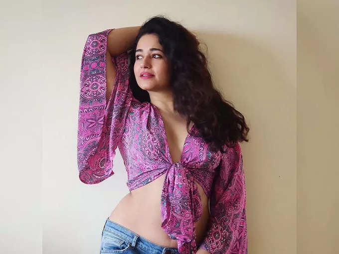 ​பிங்க் ப்ளவுஸ் (pink blouse with poonam bajwa)