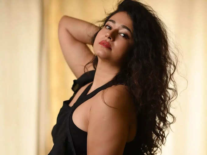 ​பிளாக் டாப் (black top with poonam bajwa)