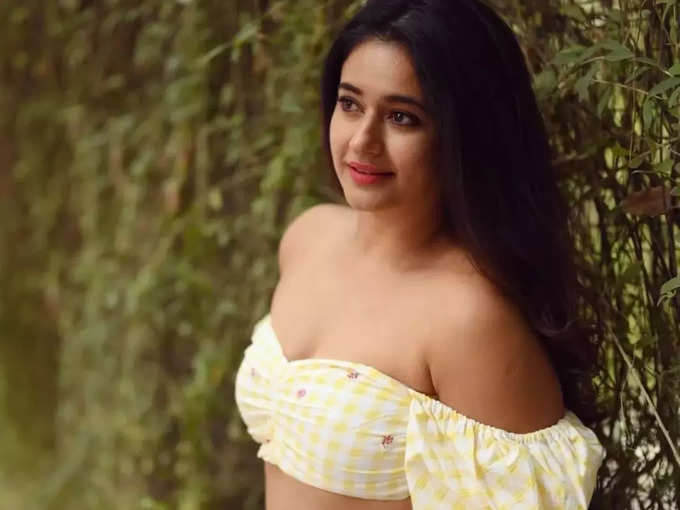 ​எல்லோ டாப் (poonam bajwa with yellow top)