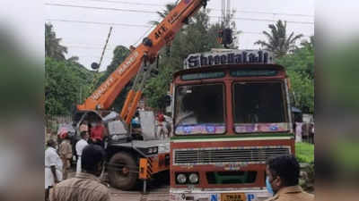 പാളത്തില്‍ ചരക്കുലോറി കുടുങ്ങി: റെയിൽവേയ്ക്ക് നഷ്ടപരിഹാരം നൽകണം; ഉടമയ്ക്ക് ഒന്നേമുക്കാൽ ലക്ഷത്തിൻ്റെ ബില്ല്